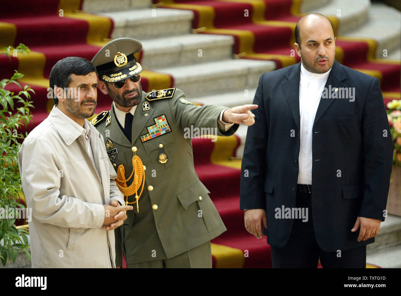 Il presidente dell'Iran Mahmoud Ahmadinejad (L) ascolta il capo della Guardia d'onore, Generale Hossein Afsharzadeh (C) accanto al suo corpo di guardia in attesa che il presidente boliviano Evo Morales (non visibile) durante un ufficiale cerimonia di benvenuto presso la sede presidenziale a Tehran, Iran il 1 settembre 2008. (UPI foto/Mohammad Kheirkhah) Foto Stock