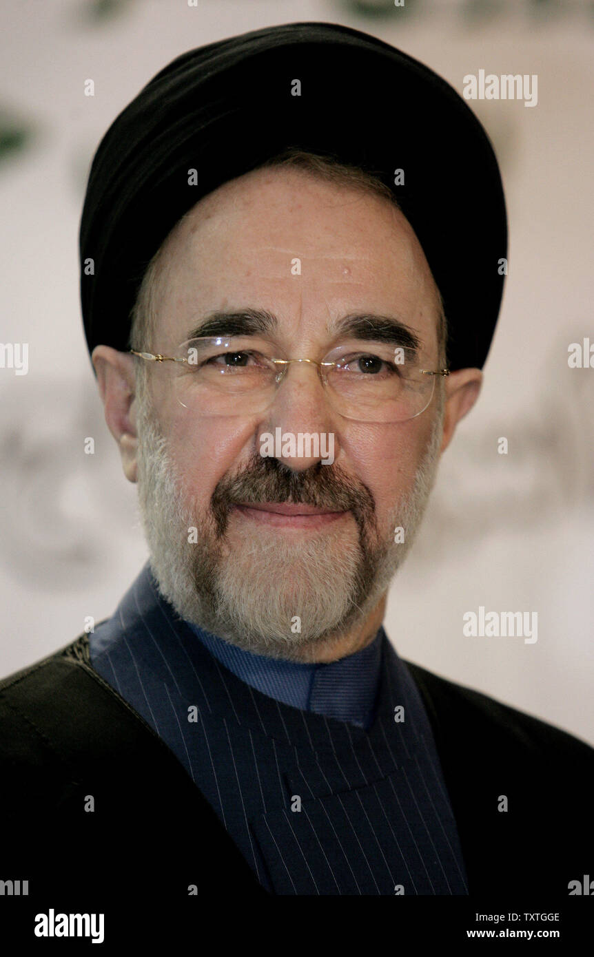 Iran dell ex presidente riformista Mohammad Khatami assiste una cerimonia a Tehran, Iran il 8 febbraio 2009. Khatami ha detto egli cercherà il nuovo ufficio e correre contro incumbent Mahmoud Ahmadinejad nella nazione del giugno 12 elezioni. (UPI foto/Mohammad Kheirkhah) Foto Stock