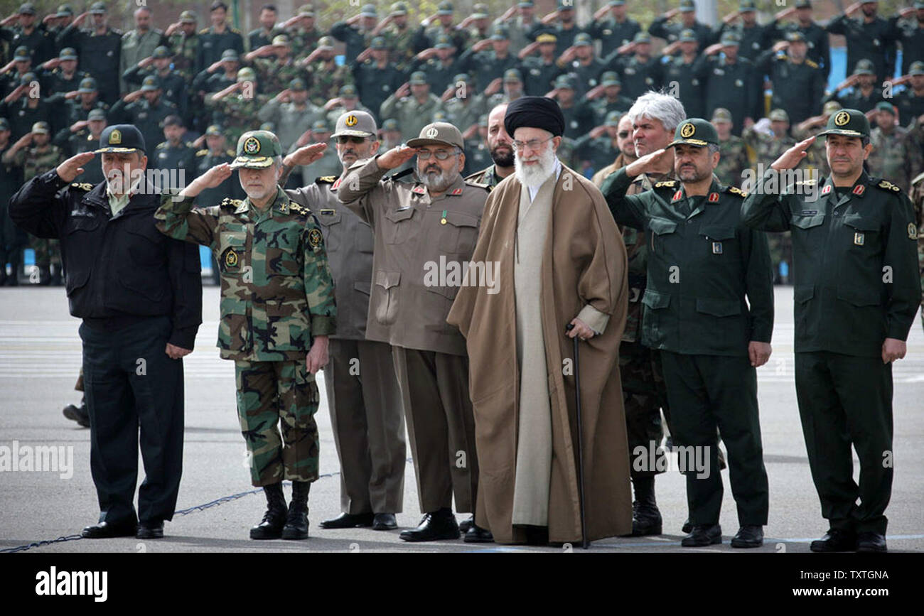 All'Iran il leader supremo Ayatollah Ali Khamneie (C) guarda come Segretario di Iran del controllo del farmaco sede e capo di polizia di Ismail Ahmadi Moghaddam (L), comandante dell esercito Ataollah Salehi (2nd-L), forze armate comune di Capo di stato maggiore Hasan Firouzabadi (3rd-L), la testa delle guardie rivoluzionarie Mohammad Ali Jafari (2nd-R) e l'Iran il Ministro della difesa Mostafa Mohammad Najjar (R) saluta durante un esercito visita precedendo Iran's esercito 'Giorno' a Tehran, Iran il 15 aprile 2009. (UPI foto/Khamneie il sito ufficiale) Foto Stock