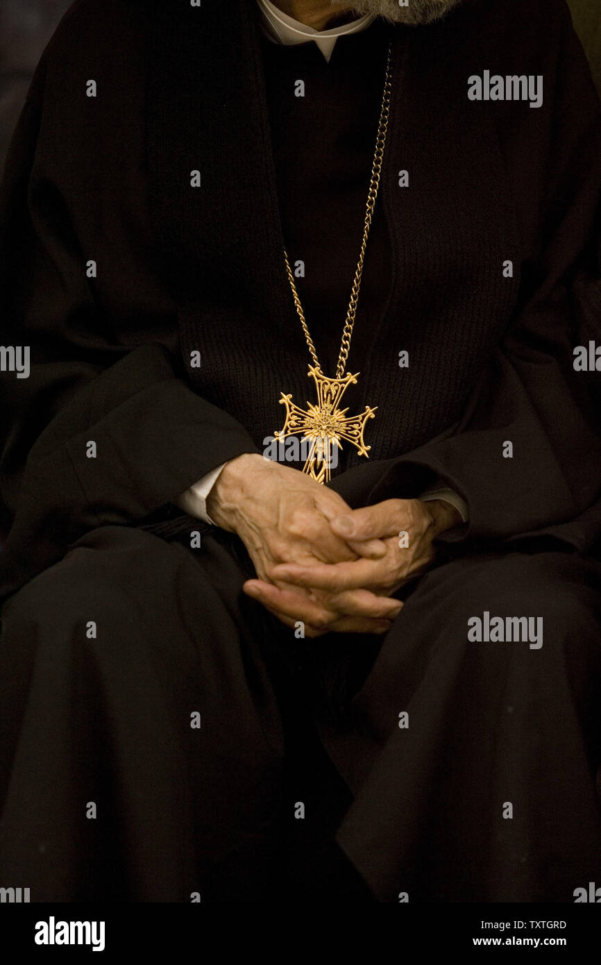 Un vescovo Iranian-Armenian stringe le mani come frequenta una dimostrazione che segna il 94º anniversario del genocidio turco degli armeni a Saint Serkis chiesa in Tehran, Iran il 24 aprile 2009. (UPI foto/Mohammad Kheirkhah) Foto Stock