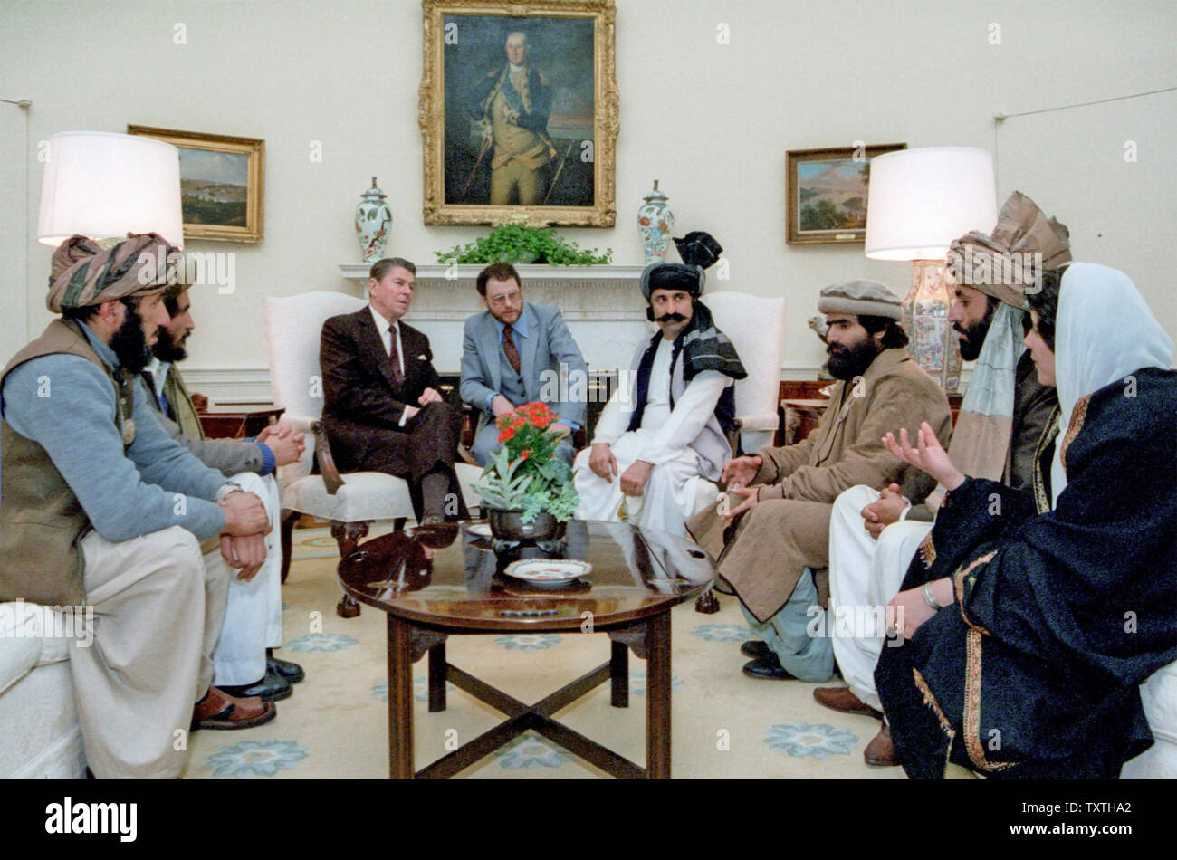 Il presidente statunitense Ronald Reagan si incontra con i leader della Afghan Mujahideen all Ufficio Ovale nel 1983 Foto Stock