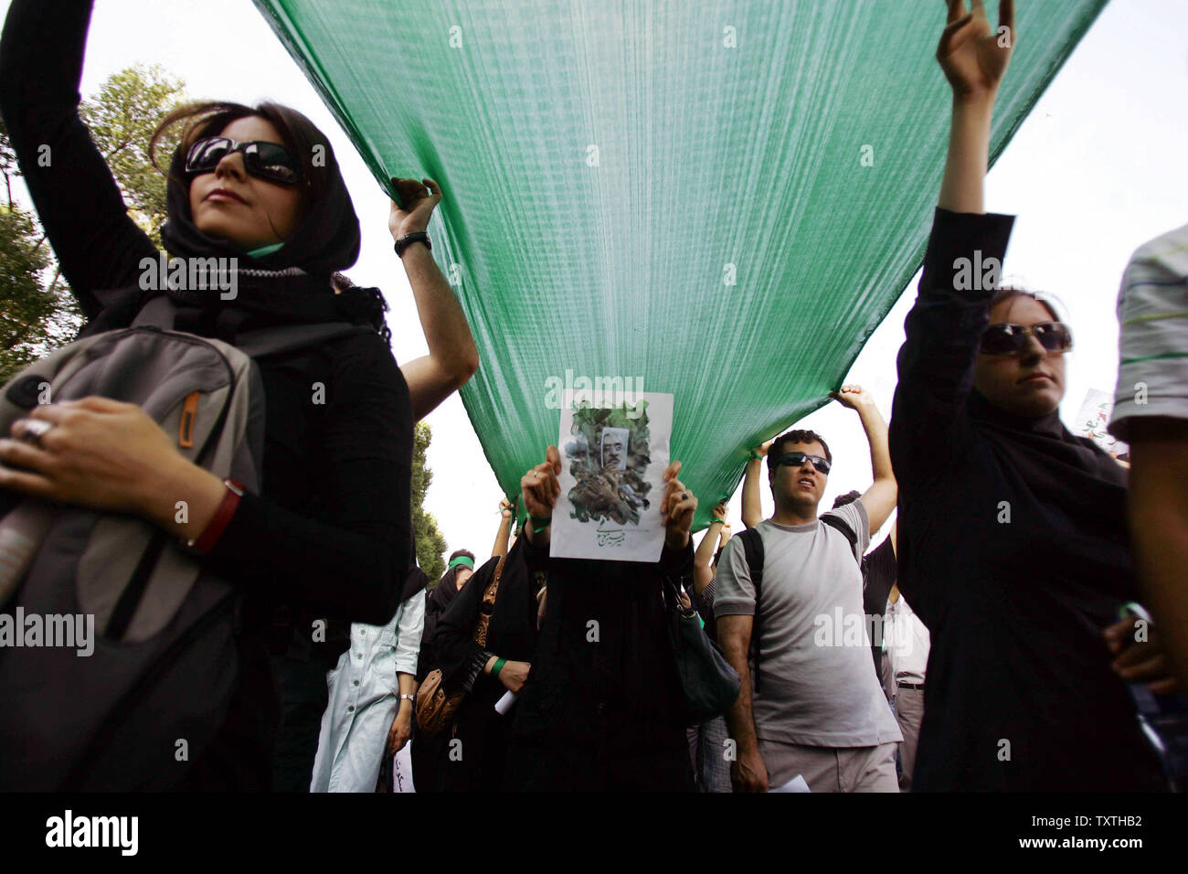 I sostenitori del candidato riformista Mir Hossein Mousavi raccogliere per le strade di Tehran, Iran a manifestare contro i risultati del Iraniano elezioni presidenziali del 17 giugno 2009. UPI (foto) Foto Stock