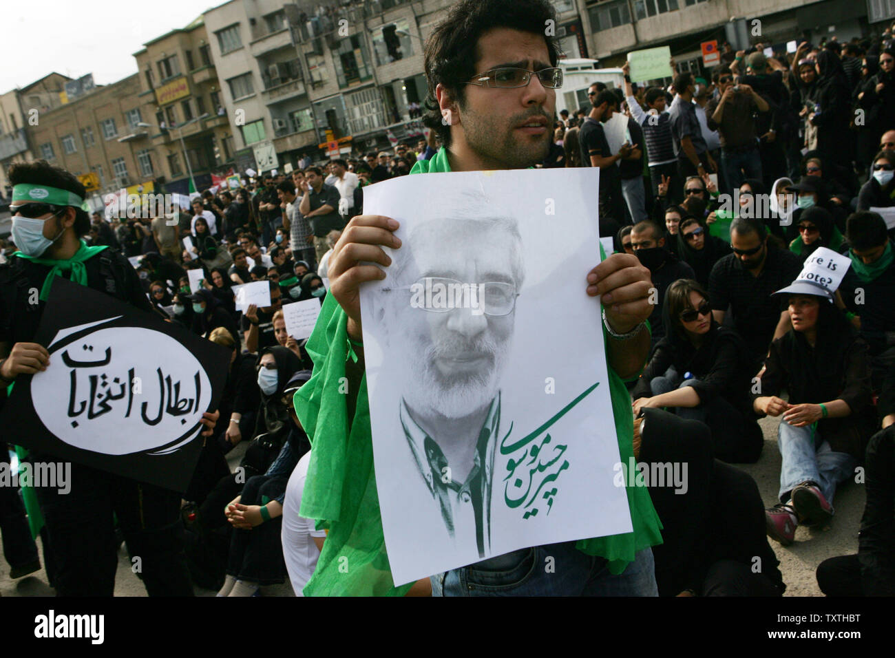 I sostenitori del candidato riformista Mir Hossein Mousavi raccogliere per le strade di Tehran, Iran a manifestare contro i risultati del Iraniano elezione presidenziale del 18 giugno 2009. UPI (foto) Foto Stock