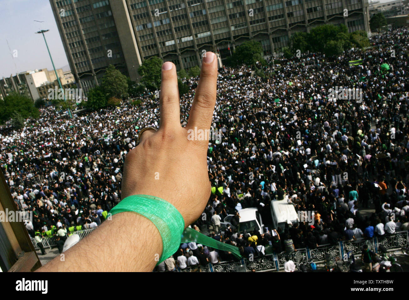 I sostenitori del candidato riformista Mir Hossein Mousavi raccogliere per le strade di Tehran, Iran a manifestare contro i risultati del Iraniano elezione presidenziale del 18 giugno 2009. UPI (foto) Foto Stock