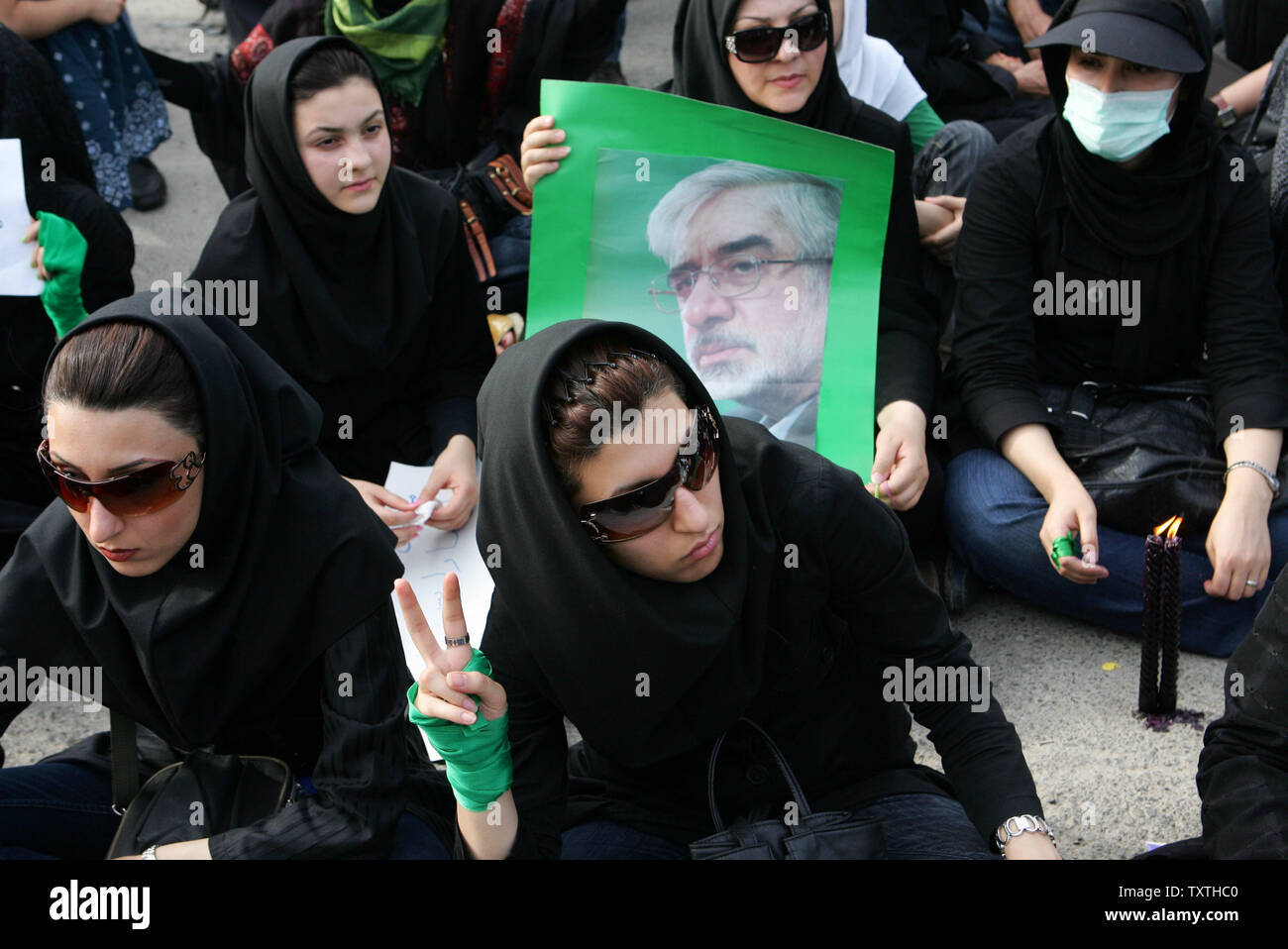 I sostenitori del candidato riformista Mir Hossein Mousavi raccogliere per le strade di Tehran, Iran a manifestare contro i risultati del Iraniano elezione presidenziale del 18 giugno 2009. UPI (foto) Foto Stock