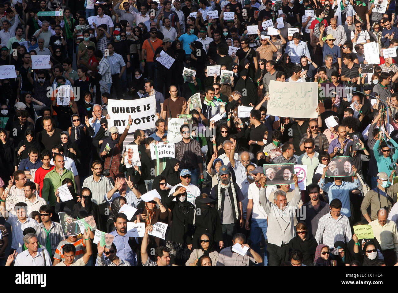 I sostenitori del candidato riformista Mir Hossein Mousavi raccogliere per le strade di Tehran, Iran a manifestare contro i risultati del Iraniano elezioni presidenziali del 17 giugno 2009. UPI (foto) Foto Stock