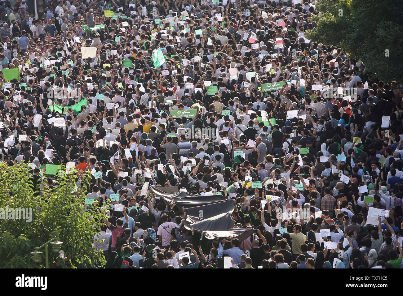 I sostenitori del candidato riformista Mir Hossein Mousavi raccogliere per le strade di Tehran, Iran a manifestare contro i risultati del Iraniano elezioni presidenziali del 17 giugno 2009. UPI (foto) Foto Stock