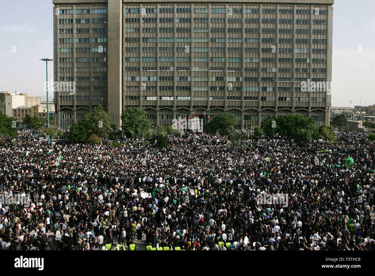 I sostenitori del candidato riformista Mir Hossein Mousavi raccogliere per le strade di Tehran, Iran a manifestare contro i risultati del Iraniano elezione presidenziale del 18 giugno 2009. UPI (foto) Foto Stock