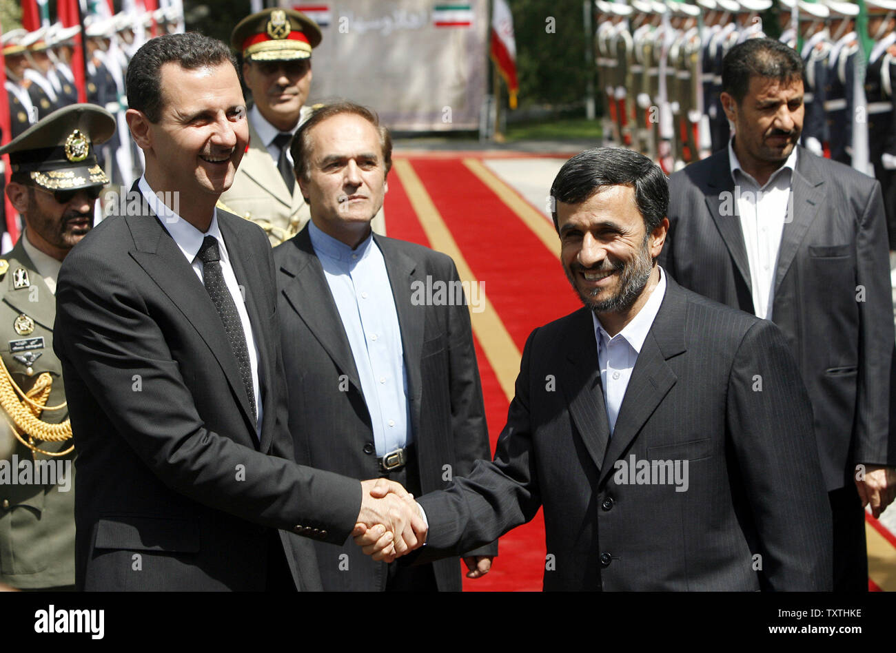Il presidente iraniano Mahmoud Ahmadinejad(R) saluta il suo collega siriano Bashar al-Assad (L)Il 19 agosto 2009 presso il palazzo presidenziale a Tehran .Assad la visita segue la Siria il ruolo chiave nella liberazione di studente francese Clotilde Reiss e Nazak Afshar, un impiegato iraniano presso l' ambasciata di Francia.la donna francese incaricato di aiutare un complotto contro il governo iraniano durante l elezione e post-tempo di elezioni. All inizio di questa settimana la donna francese rilasciato dal carcere su cauzione e consegnato all'ambasciata francese a Tehran, Iran.. UPI/Maryam Rahmaniani... Foto Stock