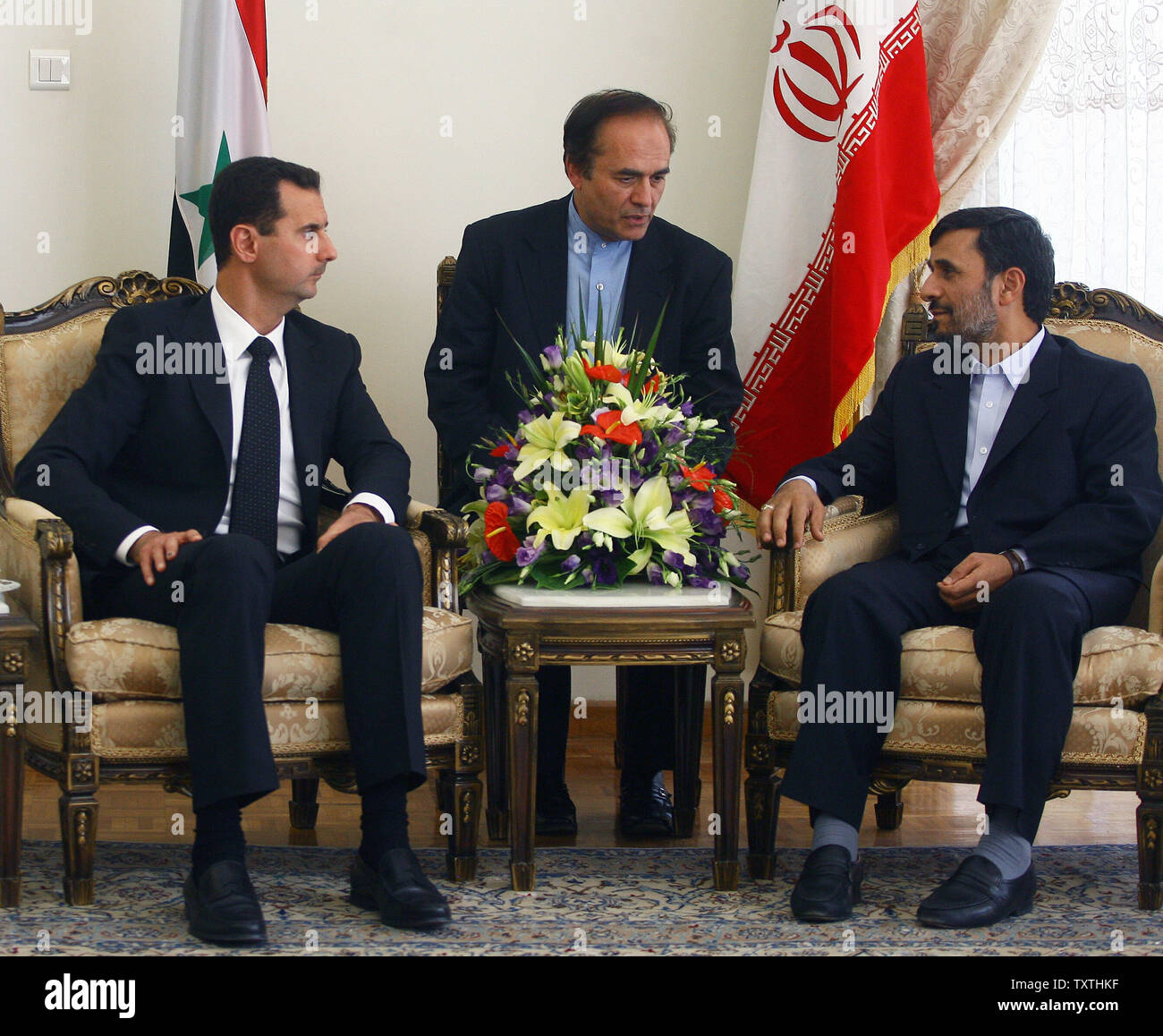 Il presidente iraniano Mahmoud Ahmadinejad (R)i colloqui con il suo omologo siriano Presidente Bashar Assad, sinistra, durante il loro incontro il 19 agosto 2009 presso il palazzo presidenziale a Teheran. Assad la visita segue la Siria il ruolo chiave nella liberazione di studente francese Clotilde Reiss e Nazak Afshar, un impiegato iraniano presso l' ambasciata di Francia.la donna francese incaricato di aiutare un complotto contro il governo iraniano durante l elezione e post-tempo di elezioni. All inizio di questa settimana la donna francese rilasciato dal carcere su cauzione e consegnato all'ambasciata francese a Tehran, Iran.. UPI/Maryam Rahmaniani... Foto Stock
