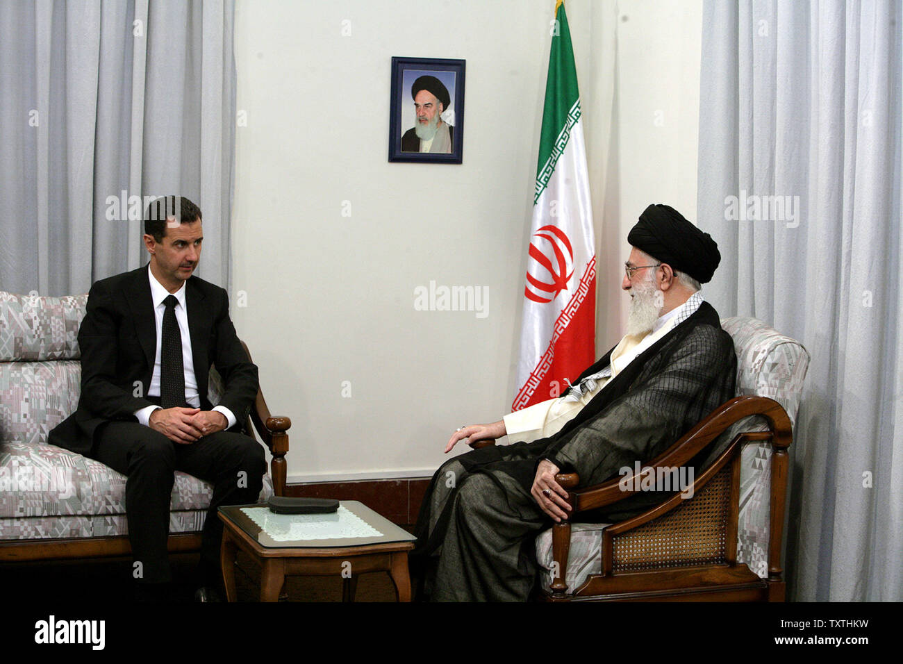 All'Iran il leader supremo Ayatollah Ali Khamenei (R) parla con il Presidente siriano Bashar al-Assad il 19 agosto 2009 presso l ufficio leader in Tehran, Iran. Questo è Bashar al-Assad della quarta visita a Teheran poiché Ahmadinejad è diventato presidente nel 2005, Assad la visita segue la Siria il ruolo chiave nella liberazione di studente francese Clotilde Reiss e Nazak Afshar, un impiegato iraniano presso l' ambasciata di Francia. La donna francese incaricato di aiutare un complotto contro il governo iraniano durante l elezione e post-tempo di elezioni. All inizio di questa settimana la donna francese rilasciato dal carcere su cauzione e consegnato alla francese emba Foto Stock