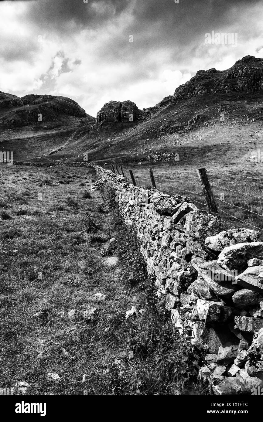 22/06/2019, Settle, North Yorkshire, UkHill camminando lungo Attermire4 cicatrice sopra di stabilirsi in Yorkshire Dales National Park in un giorno d'estate. Foto Stock