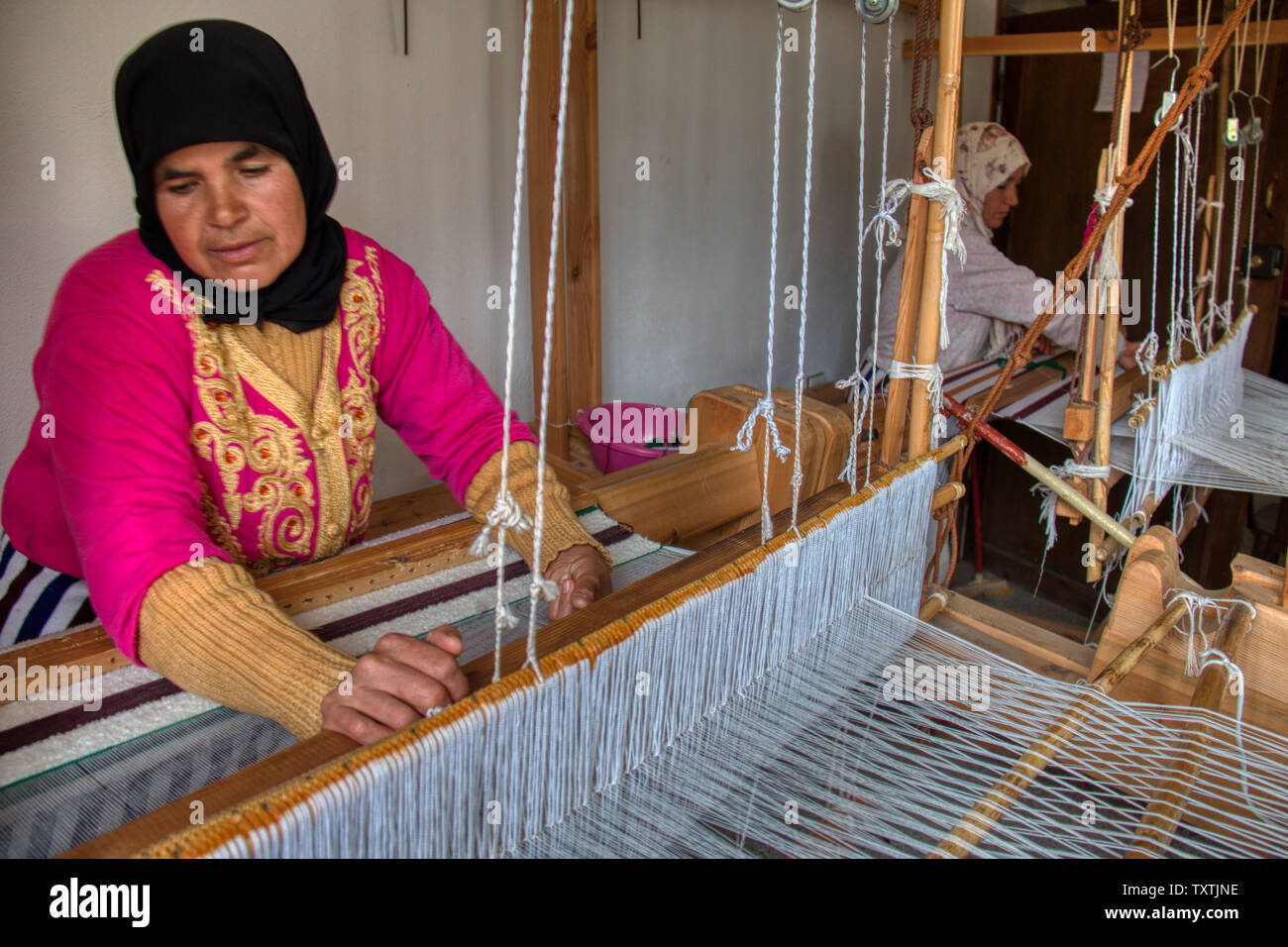 Khizana, Chefchaouen, Marocco - 2 Maggio 2019: marocchina artigianale di donne che operano tradizionalmente su vecchi telai della cooperativa femminile situato in una delle zone rurali Foto Stock