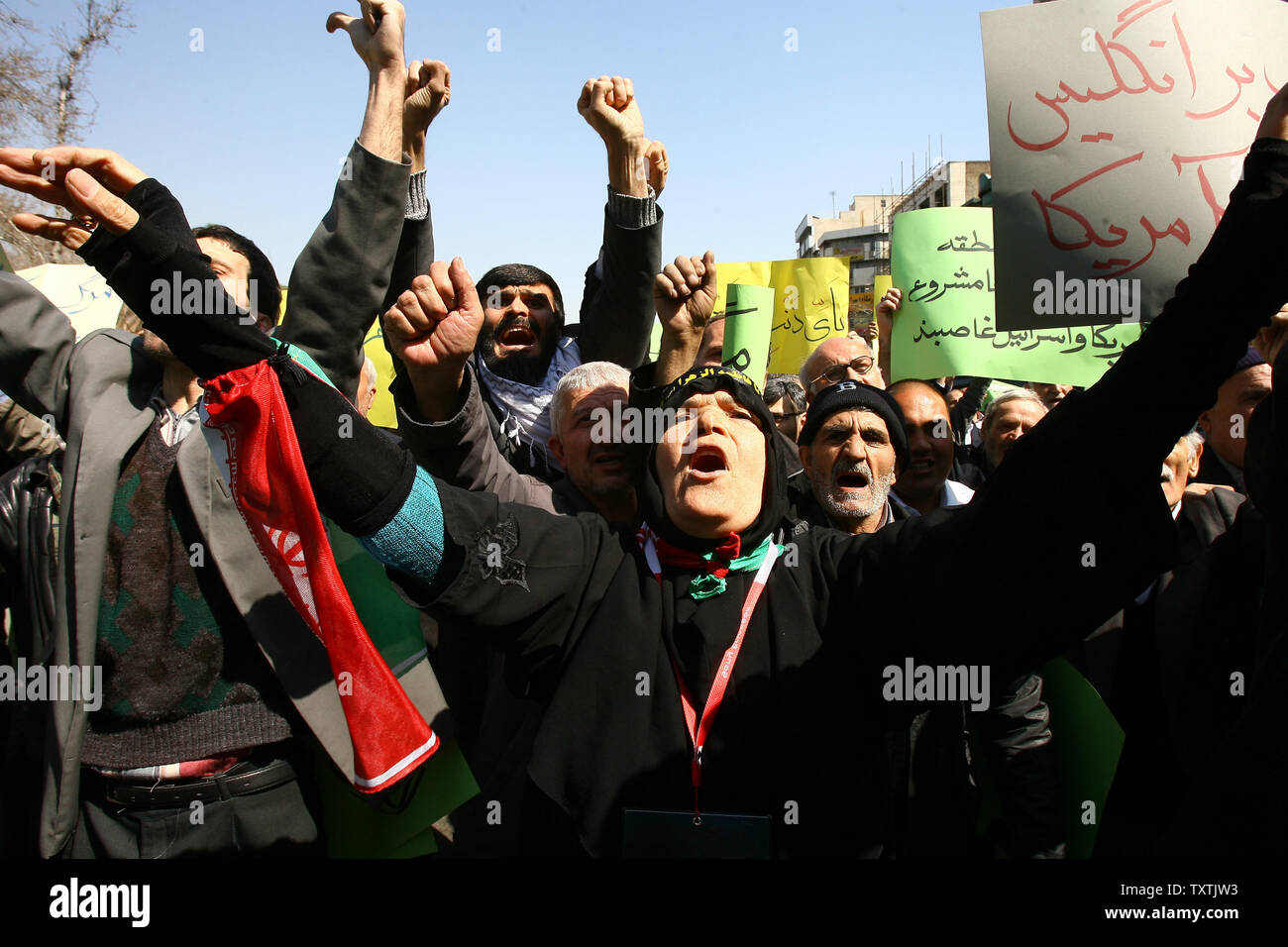 Iraniani assistere a una dimostrazione per condannare l'uccisione di governo anti-manifestanti in Bahrain, a Tehran, Iran, Marzo 18, 2011. Migliaia di iraniani hanno partecipato a un rally dopo la preghiera del Venerdì che condanna l'Arabia Saudita e gli Emirati arabi uniti l'intervento militare in Bahrain. UPI/Maryam Rahmanian . Foto Stock