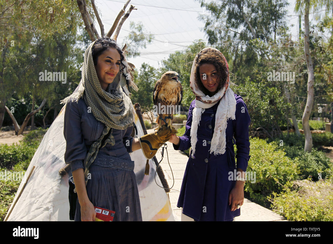 Le donne iraniane tenere un falco sul Kish Island in Iran meridionale il 27 aprile 2011. UPI/Maryam Rahmanian Foto Stock