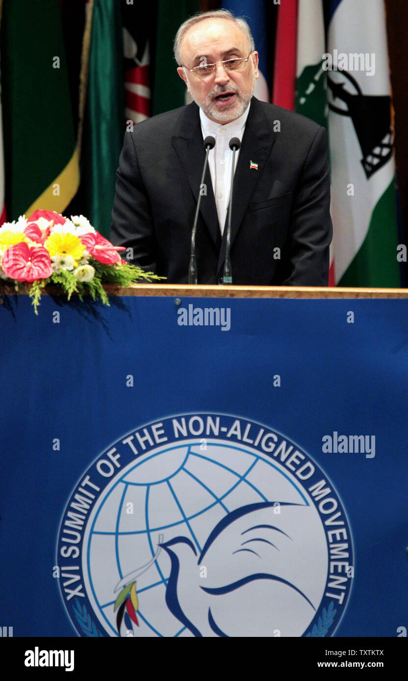 Ministro degli Esteri iraniano Salehi Ali-Akbar parla durante la cerimonia di apertura del Movimento dei Non Allineati vertice di Teheran, Iran il 26 agosto 2012. Salehi ha detto alla cerimonia di apertura del Nam che il 120 NAM gli Stati membri dovrebbero aiutare a fermare le sanzioni delle Nazioni Unite che sono state applicate contro l'Iran, e che il mondo dovrebbe essere libero di armi nucleari. Il XVI NAM Summit si terrà a Teheran dal mese di agosto 26-31. UPI/Maryam Rahmanian Foto Stock