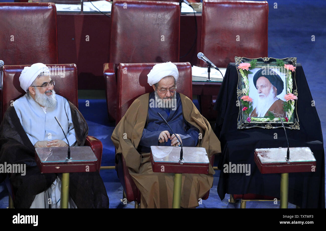 I membri di Iran del gruppo di esperti di frequentare la loro riunione biennale il 5 marzo 2013 a Tehran, Iran. Il gruppo di esperti è incaricato di eleggere e la rimozione della guida suprema dell'Iran e della supervisione delle sue attività. L'attuale presidente del gruppo è Mahdavi Kani. UPI/Maryam Rahmanian Foto Stock
