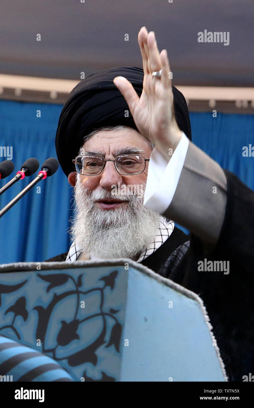 Questa foto ufficiale messo a disposizione da dell'Iran leader supremo sito web mostra all'Iran il leader supremo Ayatollah Khamenei offrendo il suo discorso dopo-Eid al-Fitr preghiera a Tehran university di Tehran, Iran il 9 agosto 2013. L'Eid-al-Fitr festival segna la fine del santo Musulmano il mese di digiuno del Ramadan. UPI Foto Stock