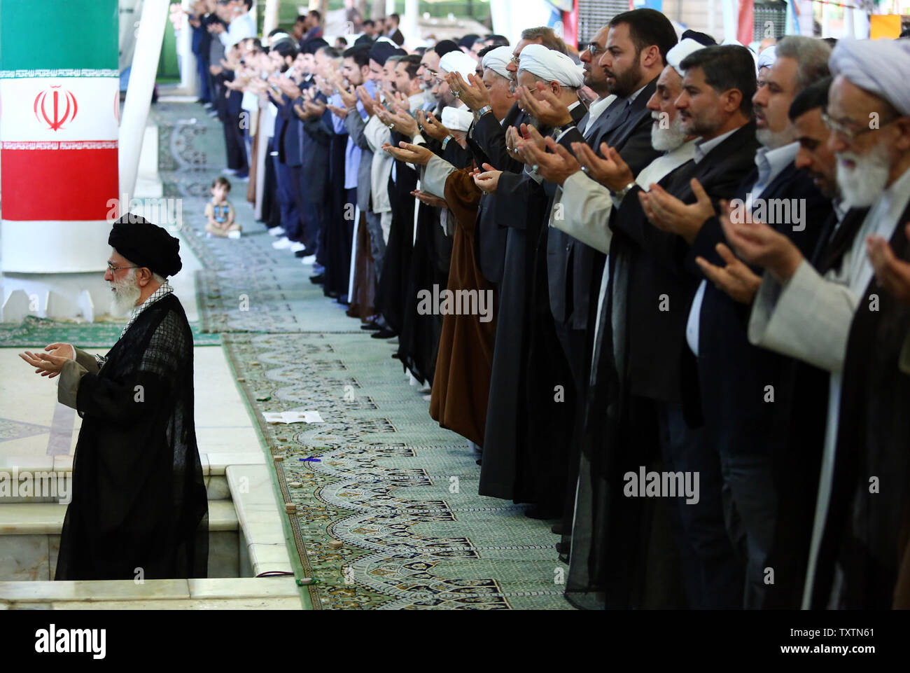 Questa foto ufficiale messo a disposizione da dell'Iran leader supremo sito web mostra all'Iran il leader supremo Ayatollah Khamenei leader di Eid al-Fitr preghiera a Tehran university di Tehran, Iran il 9 agosto 2013. L'Eid-al-Fitr festival segna la fine del santo Musulmano il mese di digiuno del Ramadan. UPI Foto Stock