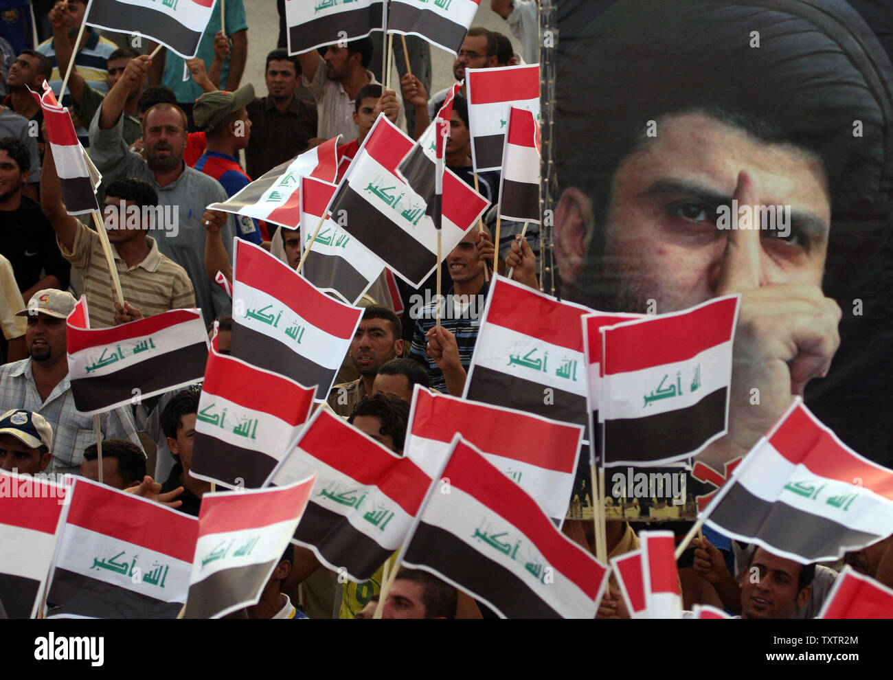 I sostenitori di sciita chierico Moqtada al-Sadr dimostrare contro la visita di U.S. Il Segretario alla Difesa Robert Gates a Sadr City, a Baghdad il 28 luglio 2009. (UPI foto/Ali Jasim) Foto Stock