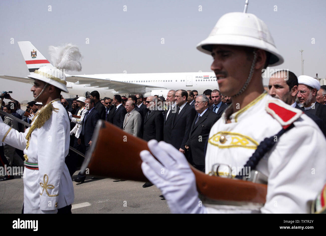 Protezioni onore partecipare alla cerimonia funebre per Abdul Aziz al-Hakim, leader di uno di Iraq del più potente sciita parti, la suprema islamica consiglio iracheno (ISCSI), a Baghdad dell'aeroporto di il 28 agosto 2009. L'Iraq ha dichiarato tre giorni di lutto il giovedì per il leader sciita chierico e uomo politico la cui morte può intensificare l'instabilità politica prima di elezioni nazionali. UPI/Ali Jasim Foto Stock