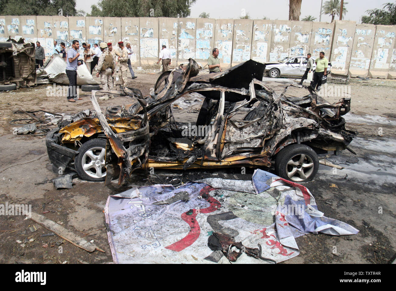 Le persone si radunano in scena di una massiccia esplosione vicino all'ambasciata iraniana nel centro di Bagdad, 4 aprile 2010. Tre bombe sono esplose a pochi minuti oltre nella zona centrale di Baghdad ha ucciso almeno 35 persone e ferendone più di 215, un ministero dell'interno detto ufficiale. UPI Foto Ali Jasim. Foto Stock