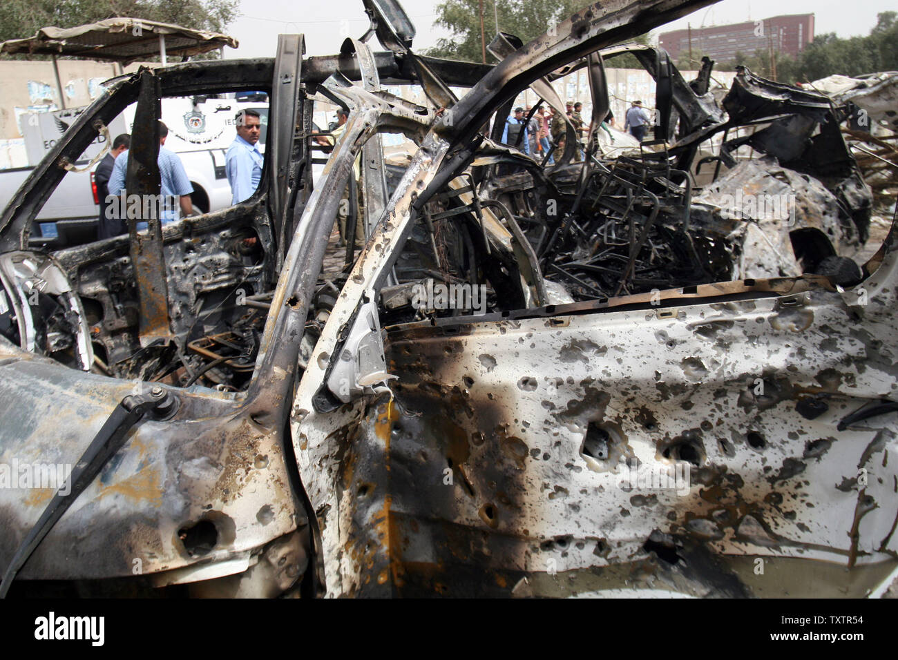 I detriti si vede la scena di una massiccia esplosione vicino all'ambasciata iraniana a Baghdad, 4 aprile 2010. Tre bombe sono esplose a pochi minuti oltre nella zona centrale di Baghdad ha ucciso almeno 35 persone e ferendone più di 215, un ministero dell'interno detto ufficiale. UPI Foto Ali Jasim. Foto Stock