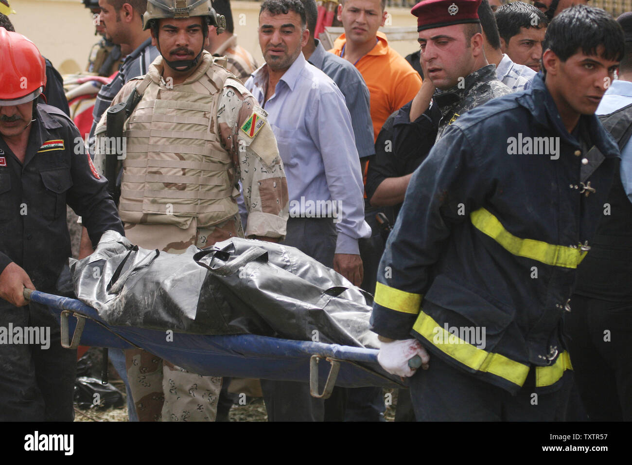 Un incidente è portato via la scena di una massiccia esplosione vicino all'ambasciata iraniana a Baghdad, 4 aprile 2010. Tre bombe sono esplose a pochi minuti oltre nella zona centrale di Baghdad ha ucciso almeno 35 persone e ferendone più di 215, un ministero dell'interno detto ufficiale. UPI Foto Ali Jasim. Foto Stock