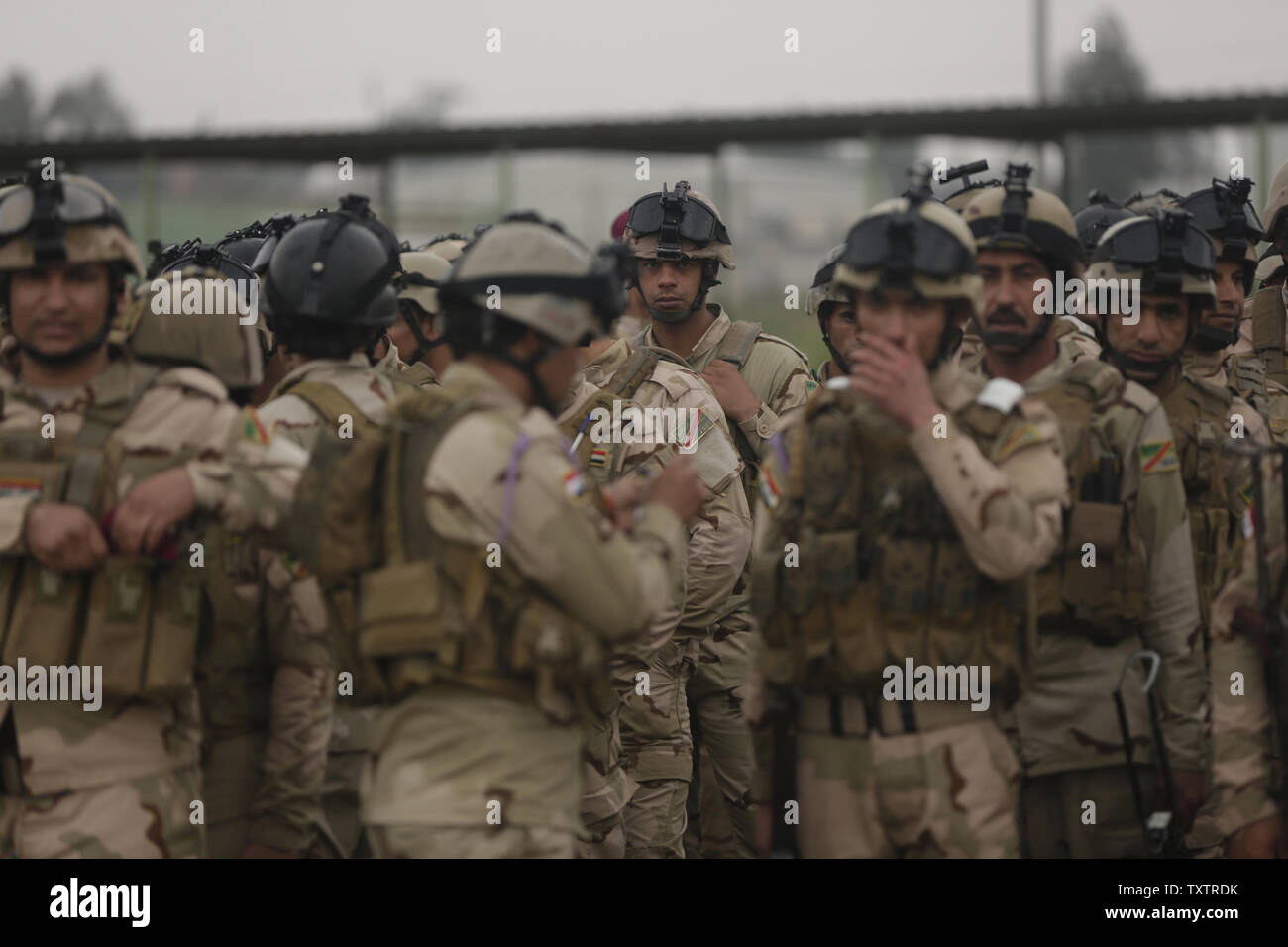 Soldati iracheni con il 4° Battaglione, XXIII esercito iracheno brigata, preparare per condurre una squadra patrol come parte di una valutazione delle competenze presso il Camp Taji, Iraq, 28 marzo 2016. Gruppo di attività condotte Taji la valutazione delle competenze per valutare la competenza soldiersÕ nella base di combattere le attività. Attraverso la consulenza e assistenza e la costruzione di capacità del partner missioni, la Combined Joint Task Force C operazione inerente ResolveÕs coalizione multinazionale ha addestrato più di 19.9K personale per sconfiggere lo Stato islamico dell Iraq e il levante. Foto di Sgt. Paolo Vendita/STATI UNITI Esercito/UPI Foto Stock