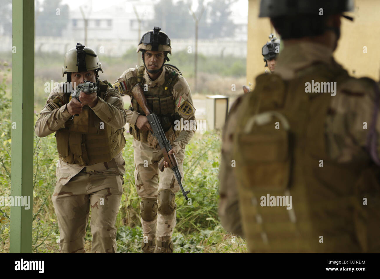 Soldati iracheni con il 4° Battaglione, XXIII esercito iracheno brigata, spostare in di detenere un nozionale soldato nemico durante una valutazione delle competenze presso il Camp Taji, Iraq, 28 marzo 2016. Gruppo di attività condotte Taji la valutazione delle competenze per valutare la competenza soldiersÕ nella base di combattere le attività. Attraverso la consulenza e assistenza e la costruzione di capacità del partner missioni, la Combined Joint Task Force C operazione inerente ResolveÕs coalizione multinazionale ha addestrato più di 19.9K personale per sconfiggere lo Stato islamico dell Iraq e il levante. Foto di Sgt. Paolo Vendita/STATI UNITI Esercito/UPI Foto Stock