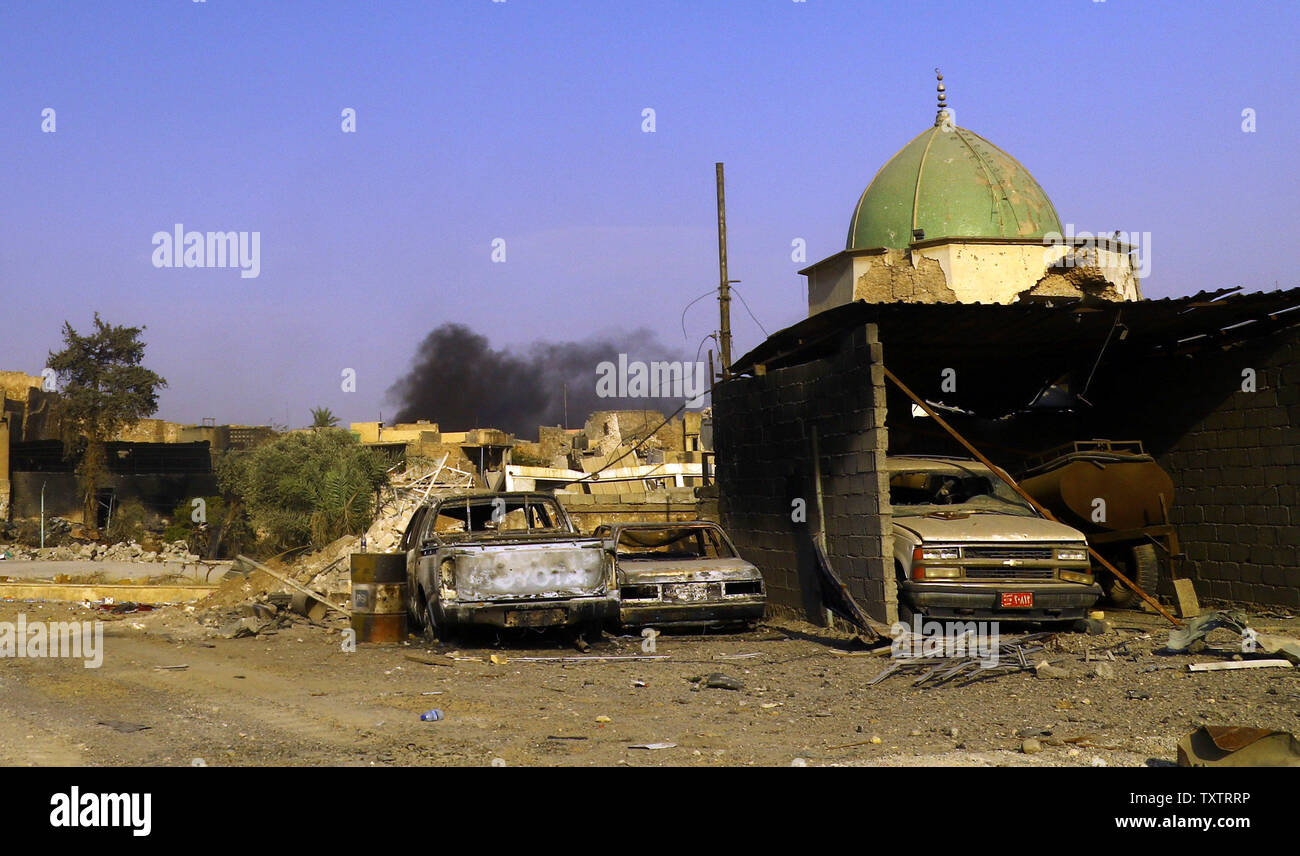 Gli edifici demoliti e distrutto le auto sono visibili dopo Mosul dopo la città è stata dichiarata libera da Iside, a Mosul, Iraq il 10 luglio 2017. L'Iraq ha annunciato una vittoria finale in quasi nove mesi di offensiva per riacquisire Mosul da jihadisti, celebrazioni scoppiata tra forze di polizia nella città. Foto di Hana Noori/UPI Foto Stock