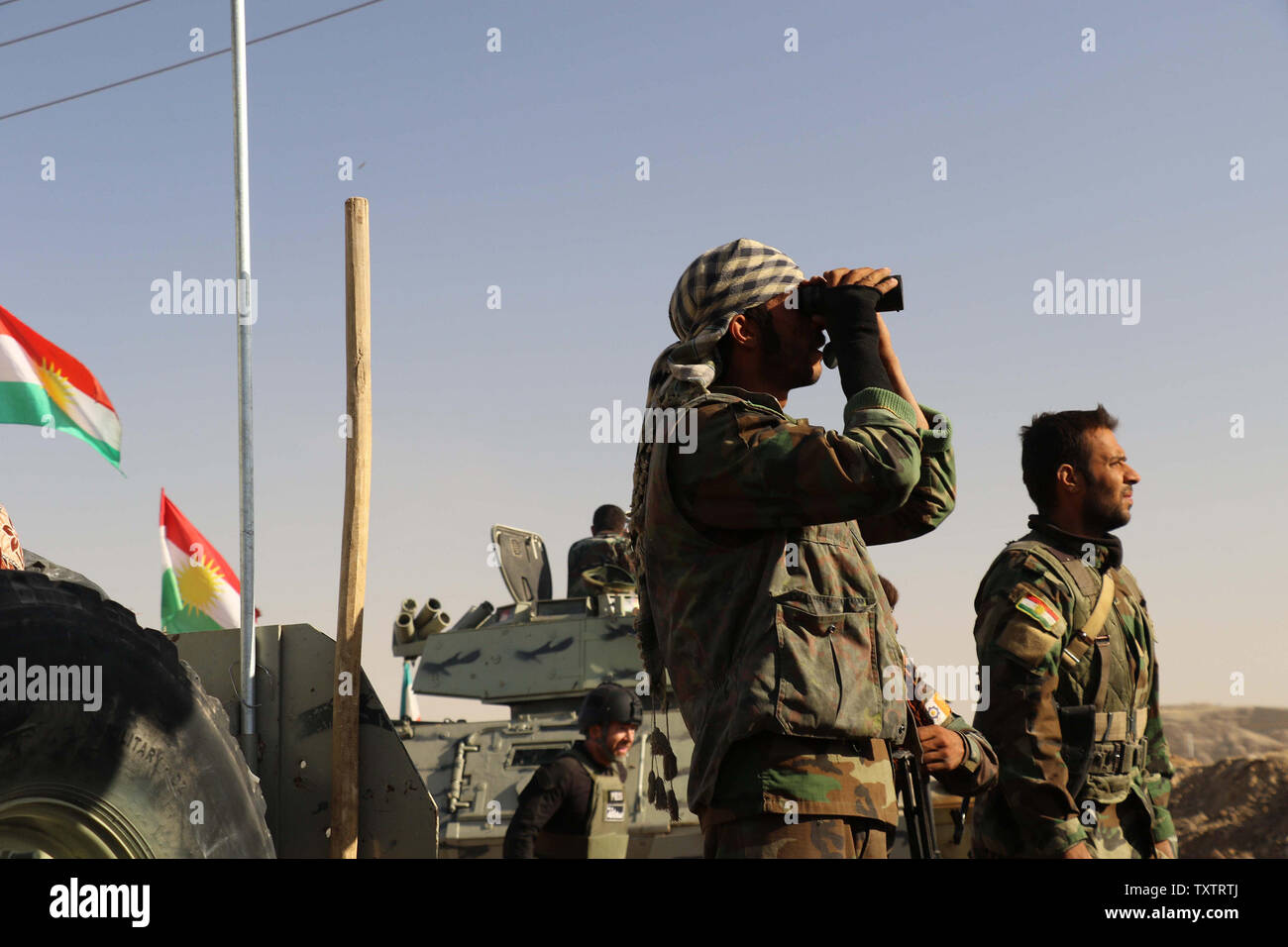 Soldato curdo guardare attraverso il binocolo durante scontri nei pressi del Altun Kubri checkpoint, 40km da Kirkuk, il 21 ottobre, 2017. Le forze irachene si sono scontrati con i combattenti curdi come il governo centrale ha detto che lottò indietro il controllo dell'ultima area di Kirkuk disputerà la provincia nell'ultima fase di un fulmine di funzionamento a seguito di una controversa indipendenza votazione. Foto di Hana Noori; /UPI Foto Stock