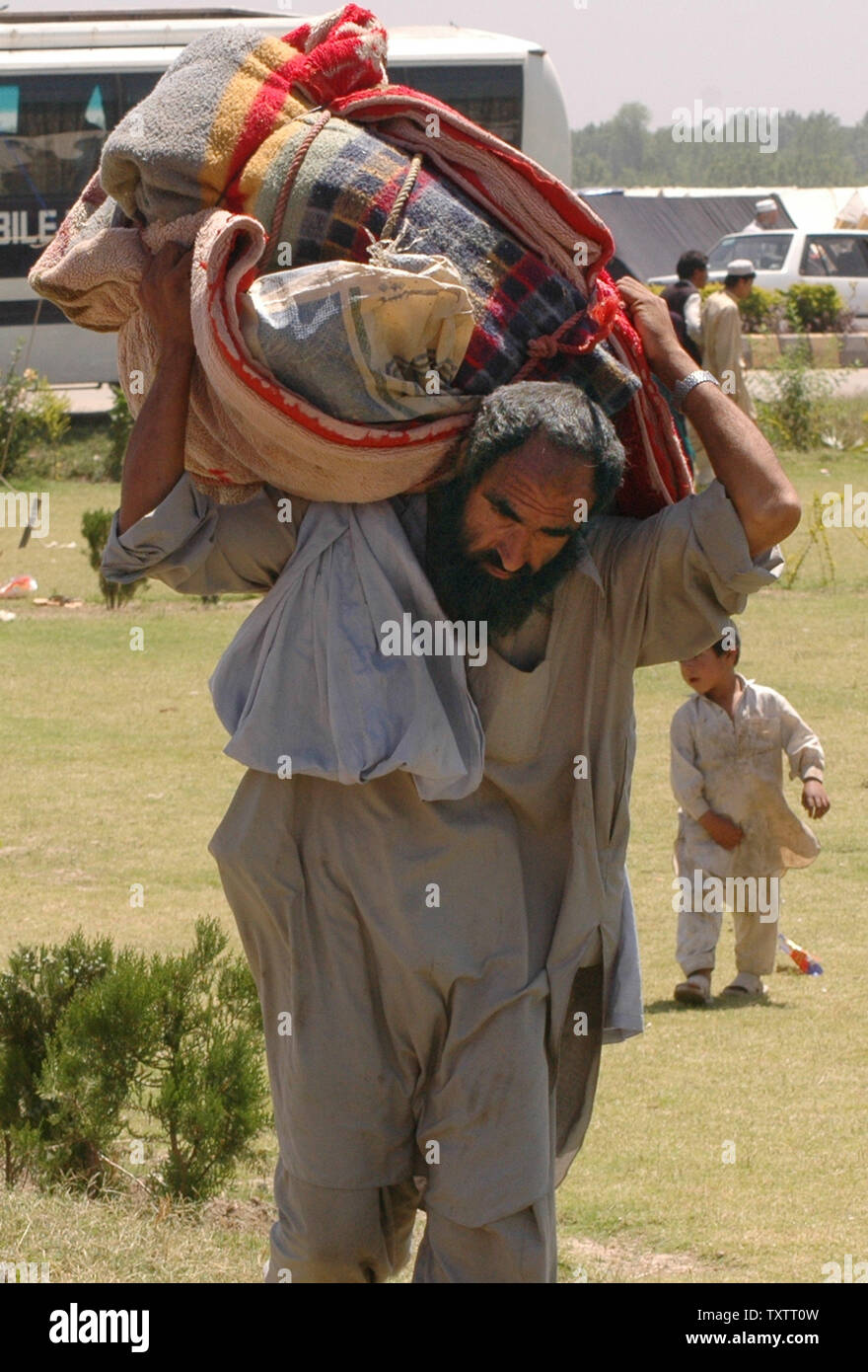 I residenti locali fuggire da Mingora, la principale città del Pakistan travagliato della valle di Swat, di Mardan due, in Pakistan il 11 maggio 2009. Circa 360.000 persone hanno lasciato la travagliata regione come la lotta continua fra l esercito pakistano e i Talebani. (UPI foto/Sajjad Ali Qureshi) Foto Stock