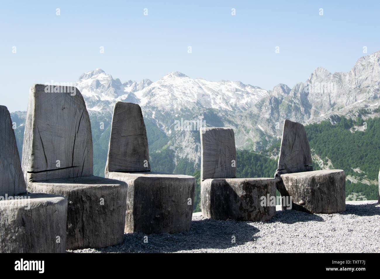 Divinità sedie. Antichi troni degli dèi sulla cima della montagna Foto Stock