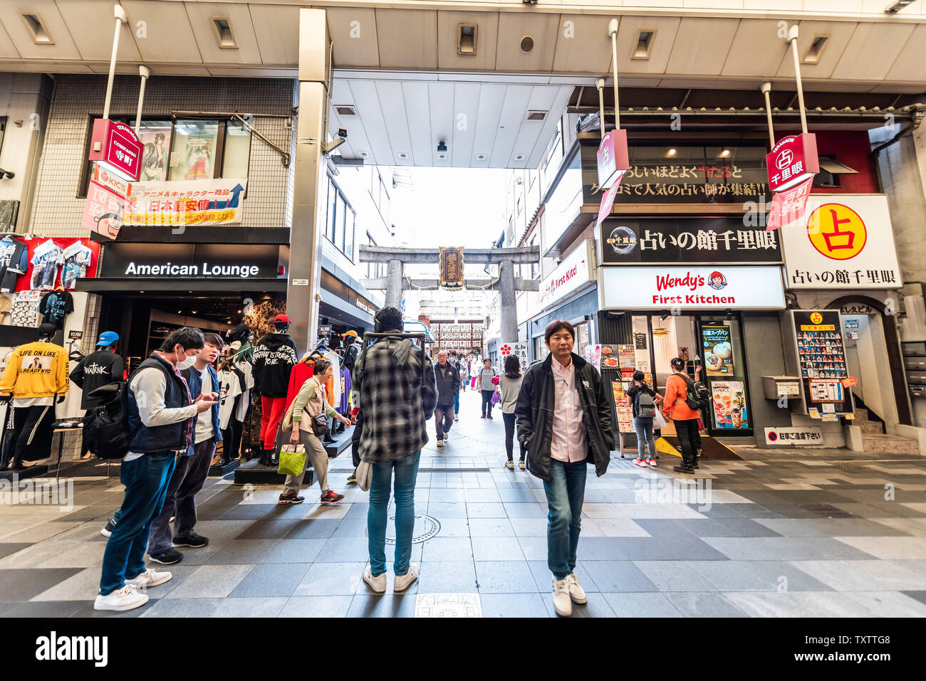 Kyoto, Giappone - 17 Aprile 2019: Molte persone shopping a Nishiki Market street negozi di cibo e negozio di souvenir con memorizza i segni per Wendy's e American L Foto Stock