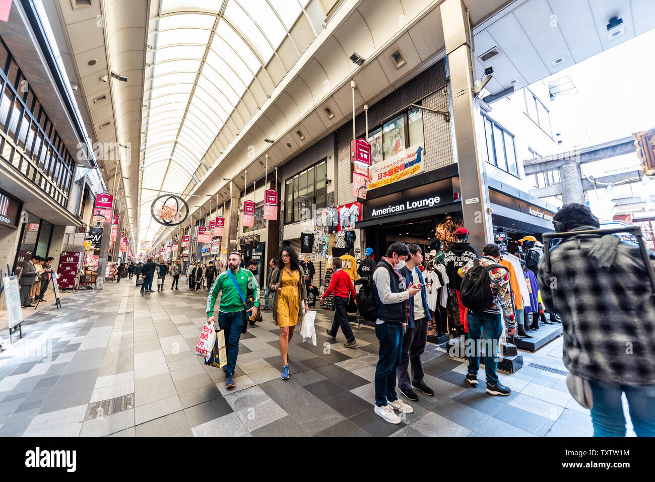 Kyoto, Giappone - 17 Aprile 2019: Molte persone shopping nel mercato Nishiki negozi per souvenir con memorizza i segni per American Lounge Foto Stock