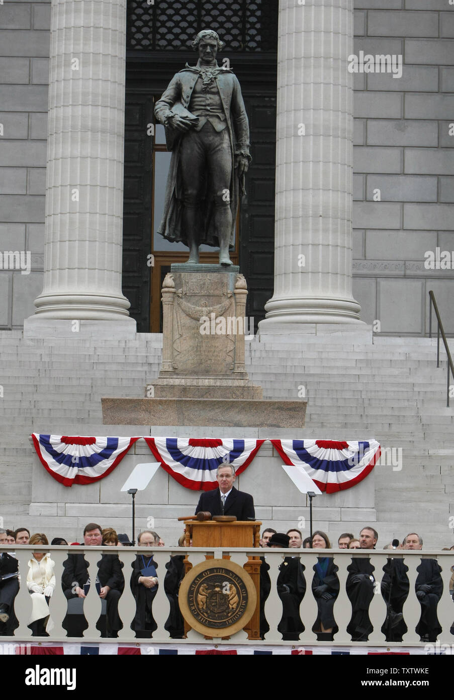 Appena giurato in Missouri governatore Jay Nixon offre il suo discorso di inaugurazione sui gradini del Missouri Capitol Building nelle ombre della statua di Thomas Jefferson in Jefferson City il 12 gennaio 2009. Nixon è Missouri's 55th governatore riuscendo Matt Blunt. (UPI foto/Bill Greenblatt) Foto Stock