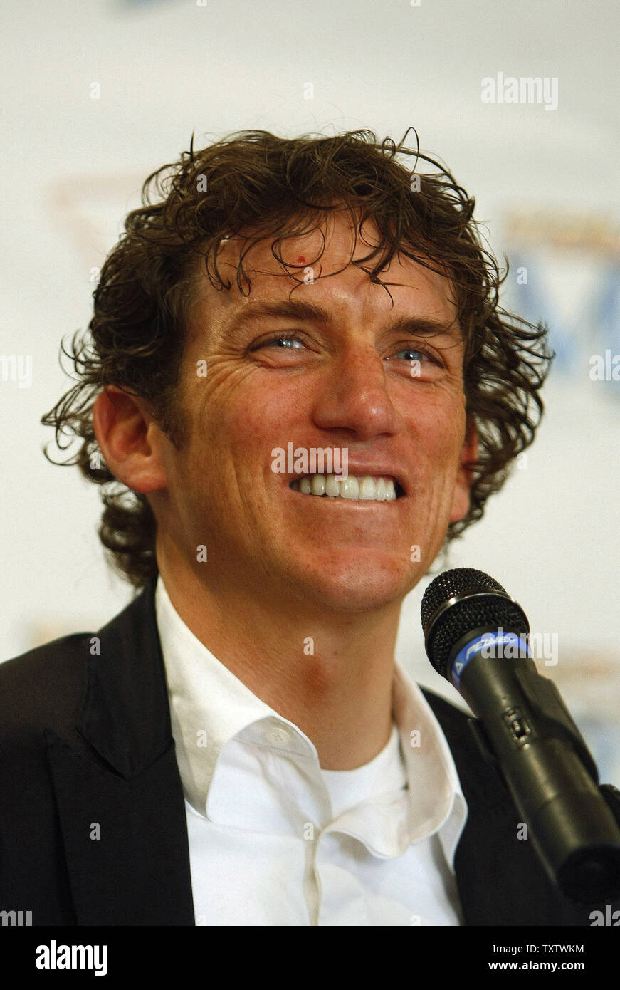 Medaglia d'oro alle Olimpiadi ciclista Tyler Hamilton parla durante una conferenza stampa per annunciare la città ospitanti per il 2009 Tour del Missouri Professional corsa in bicicletta, nella Città di Jefferson, Missouri il 27 gennaio 2009. La terza gara annuale nel mese di settembre avrà inizio a St Louis, vento in tutto lo stato arresto in nove città prima di terminare in Kansas City. (UPI foto/Bill Greenblatt) Foto Stock