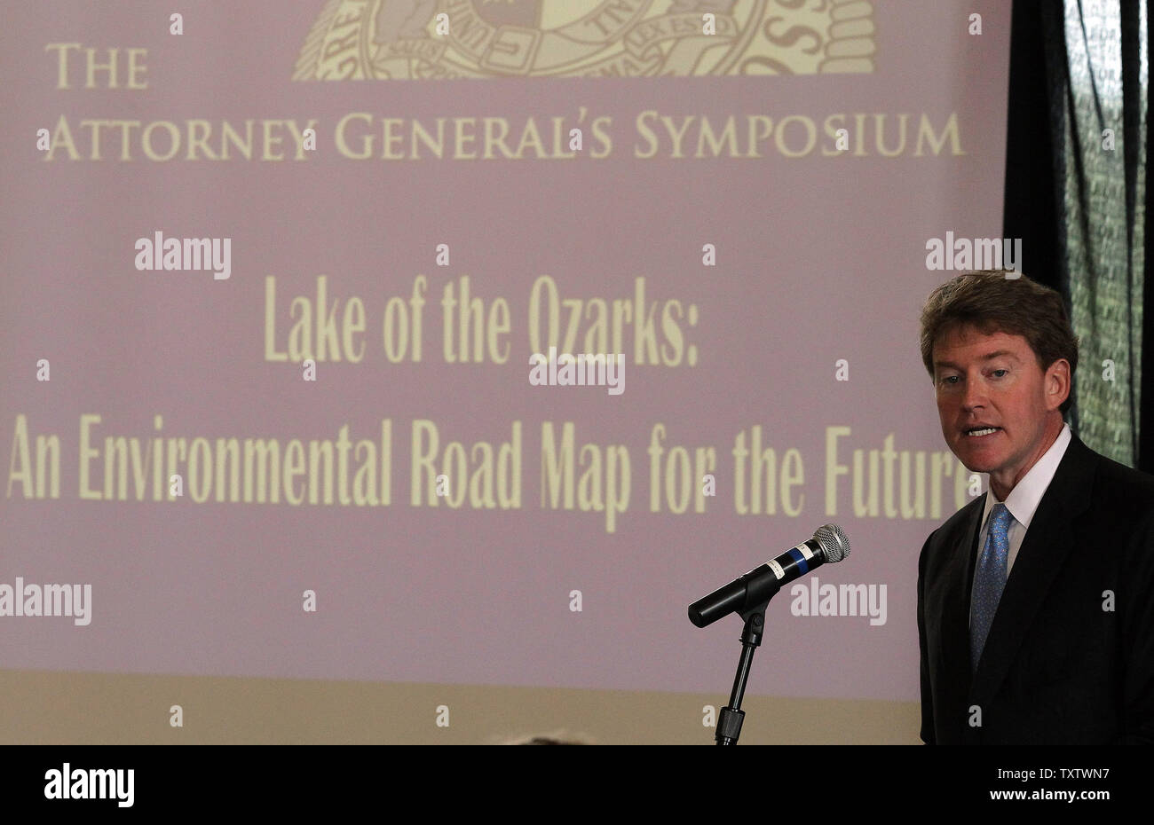 Missouri Attorney General Chris Koster rende le osservazioni di apertura durante il Procuratore Generale Symposium - consente di proteggere la qualità dell'acqua al Lago di Ozarks, in Osage Beach, Missouri il 18 agosto 2010. L incontro è il tentativo di trovare soluzioni a eventuali problemi di acqua al Lago dei Ozarks. UPI/Bill Greenblatt Foto Stock