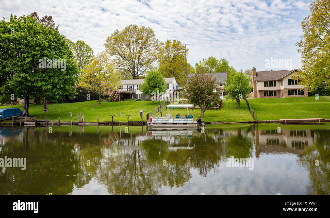 Il Cantone, Ohio lake, STATI UNITI D'AMERICA. Il 7 maggio 2019. Waterfront case vacanza, erba verde e alberi in una giornata di primavera. Nuvoloso cielo blu Foto Stock