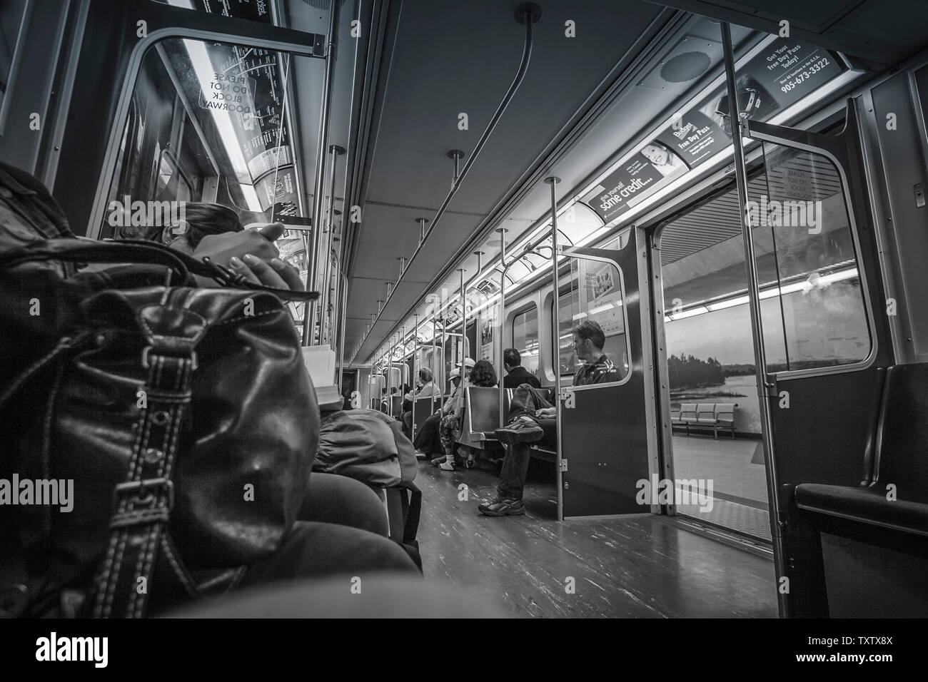 Toronto, Canada - all'interno di un treno della metropolitana con le porte aperte a un arresto. Foto Stock