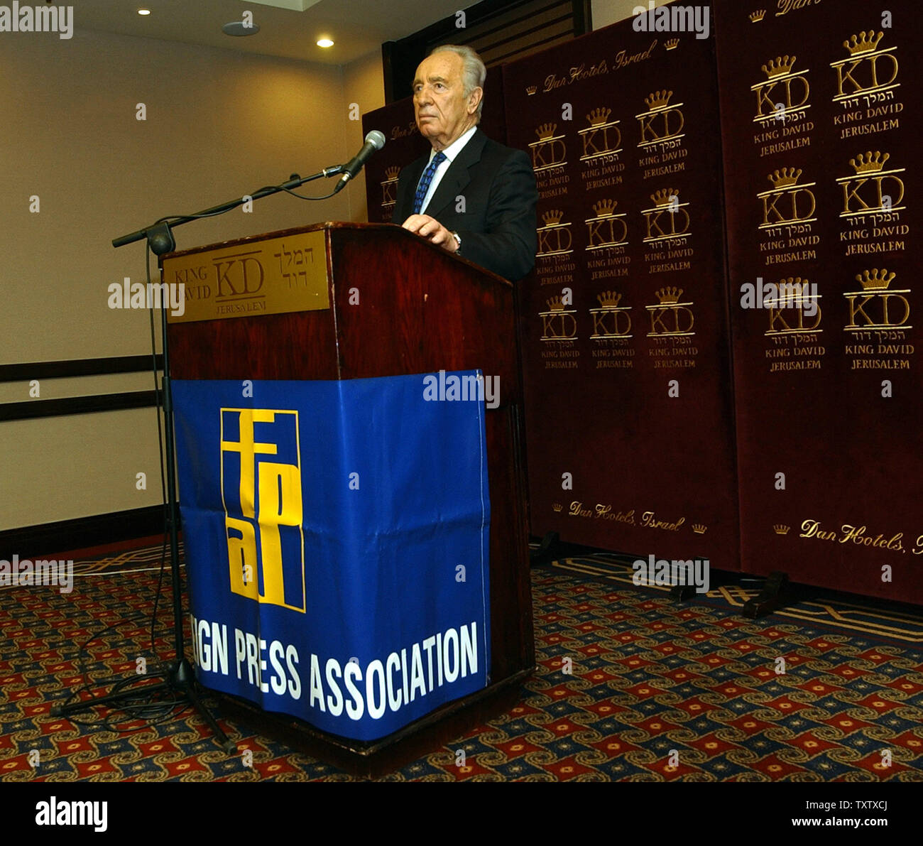 Laburisti israeliani di testa, Premio Nobel per la pace ed ex primo ministro, Shimonn Peres parla per la stampa estera in King David Hotel in Gerusalemme, 11 febbraio 2004. (UPI foto/Debbie Hill) Foto Stock