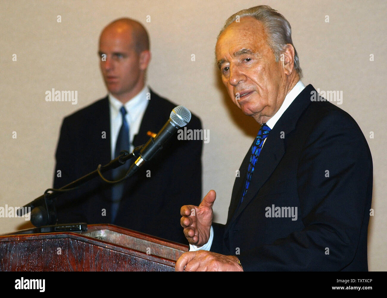 Laburisti israeliani di testa, Premio Nobel per la pace ed ex primo ministro, Shimonn Peres parla per la stampa estera in King David Hotel in Gerusalemme, 11 febbraio 2004. (UPI foto/Debbie Hill) Foto Stock