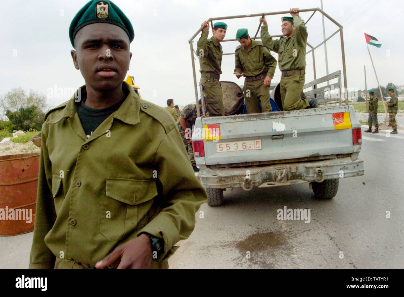 Forze di sicurezza palestinesi impostare un nuovo checkpoint in Tulkarm, West Bank, dopo l'esercito israeliano ha ribaltato la sicurezza all'Autorità palestinese, Marzo 22, 2005. La polizia palestinese sono state distribuite per la prima volta in più di quattro anni in Tulkarm, la seconda Cisgiordania città per essere girato per il controllo palestinese da parte di Israele in un rinnovato sforzo per la pace.(UPI foto/Debbie Hill) Foto Stock