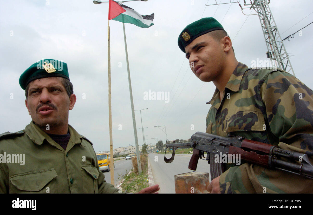 A forze di sicurezza palestinesi guardia un checkpoint in Tulkarm, West Bank, dopo l'esercito israeliano ha ribaltato la sicurezza all'Autorità palestinese,Marzo 22, 2005. La polizia palestinese sono state distribuite per la prima volta in più di quattro anni in Tulkarm, la seconda Cisgiordania città per essere girato per il controllo palestinese da parte di Israele in un rinnovato sforzo per la pace.(UPI foto/Debbie Hill) Foto Stock