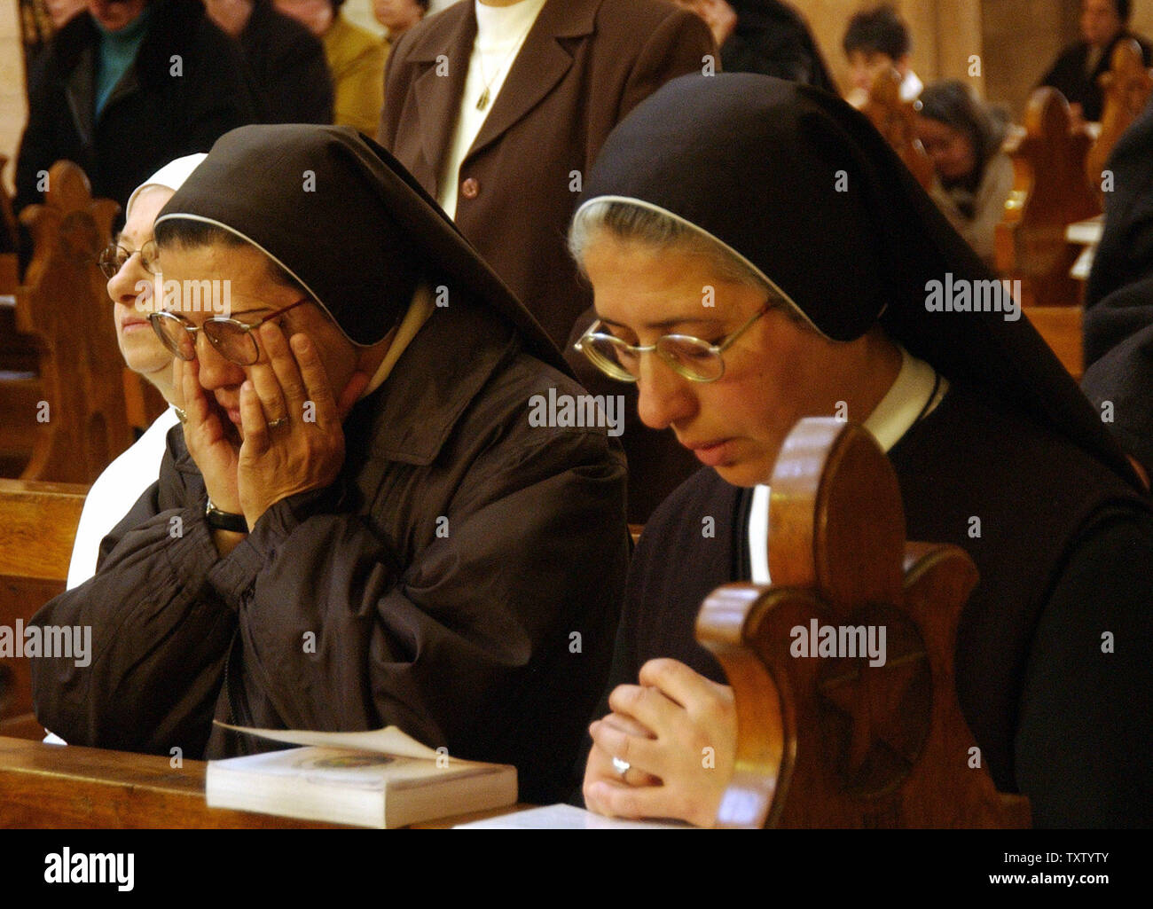 Le Suore pregano per il Papa Giovanni Paolo II, che è morto ieri sera in Vaticano, durante la messa domenicale in St. Catherine con la Cattedrale nella chiesa della Natività di Betlemme, West Bank, Aprile 3, 2005. (UPI foto/Debbie Hill) Foto Stock