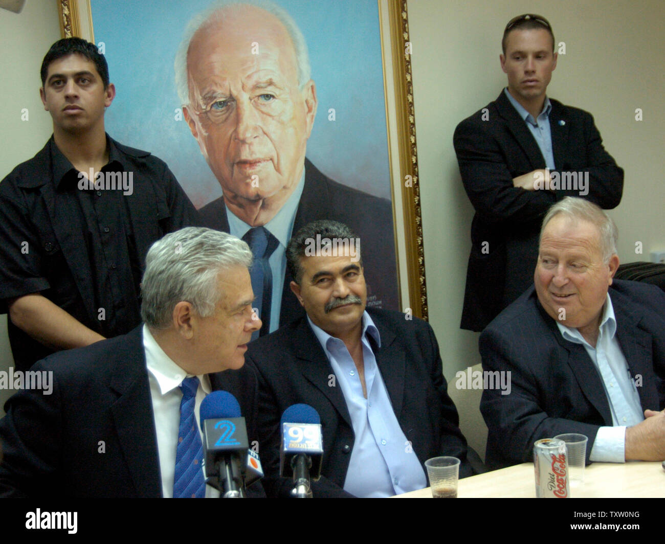 Israeli leader del partito laburista Amir Peretz, centro partecipa ad un incontro con il suo partito alla Knesset, il parlamento israeliano a Gerusalemme, 28 novembre 2005. (UPI foto/Debbie Hill) Foto Stock