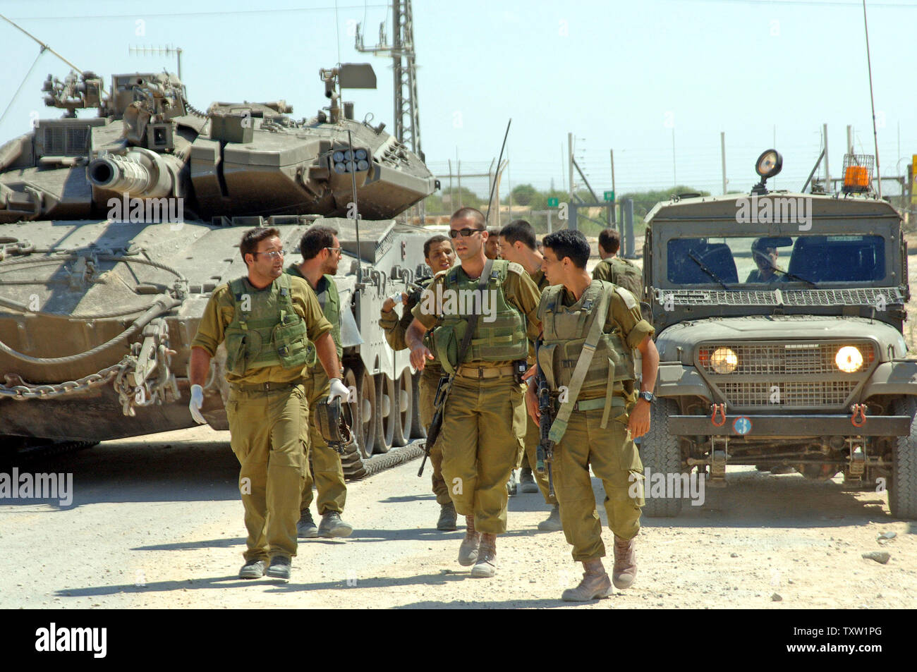 Soldati israeliani di ritorno dalla striscia di Gaza settentrionale attraverso un recinto di sicurezza vicino Kibbuz Zikim, Luglio 6, 2006. Dopo un ulteriore Kassam lancio ad Ashkelon, Golani, forze entrarono in azione in una vasta operazione di terra profonda nel nord della Striscia di Gaza. (UPI foto/Joerg Waizmann) Foto Stock