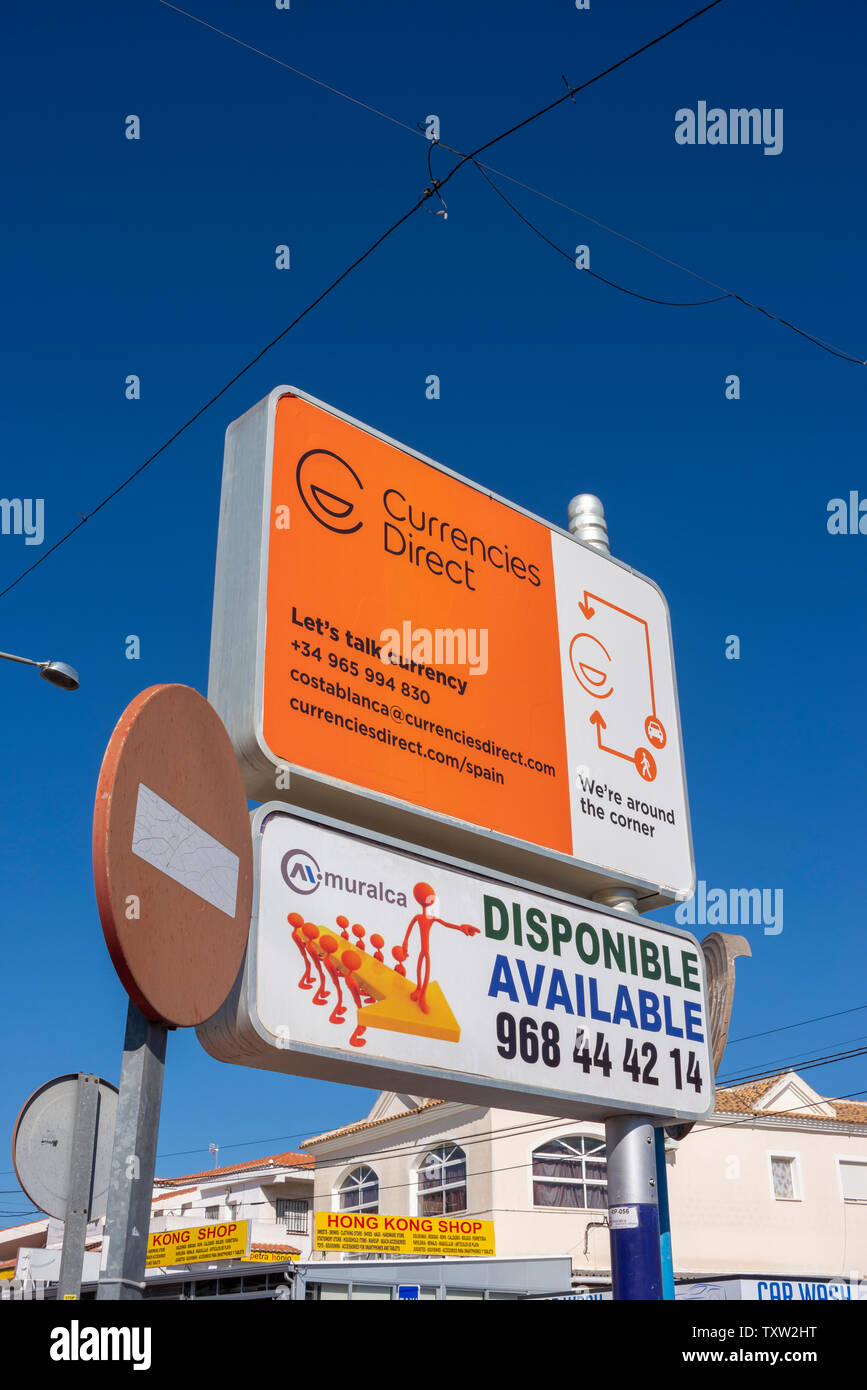 Currencies Direct advertising sign in Ciudad Quesada Main Street Avenida de las Naciones. Trasferimento di denaro in Spagna Foto Stock
