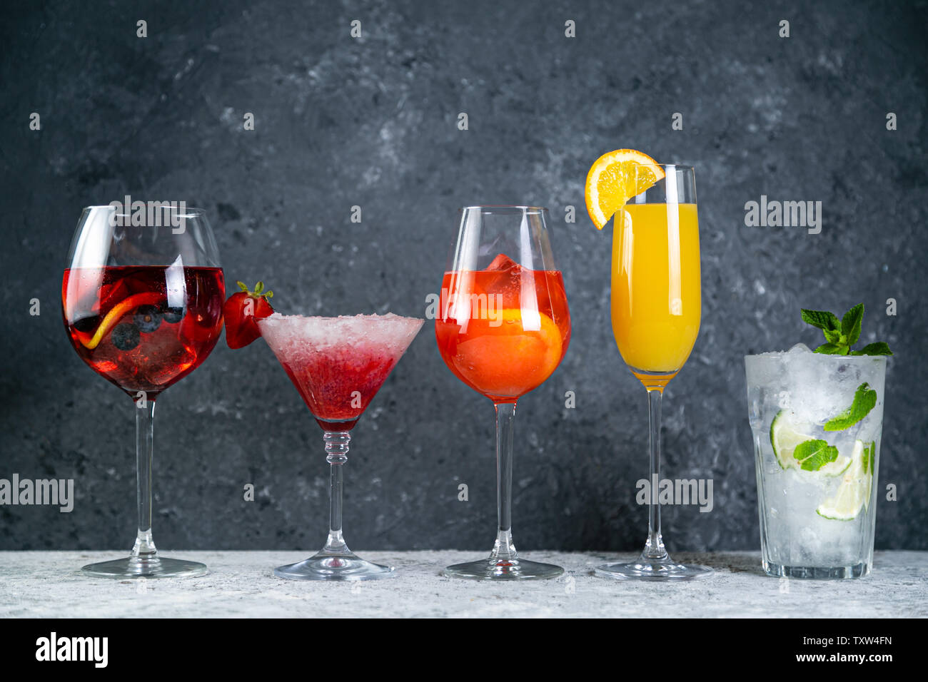 Selezione di rinfrescanti bevande estive - mojito, sangria, mimosa, aperol, martini, sfondo rustico Foto Stock